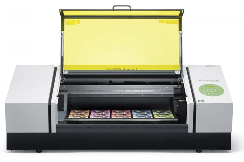 Imprime objetos tridimensionales con la impresión digital directa UV. Barniz blanco, barniz transparente, colores CMYK… 